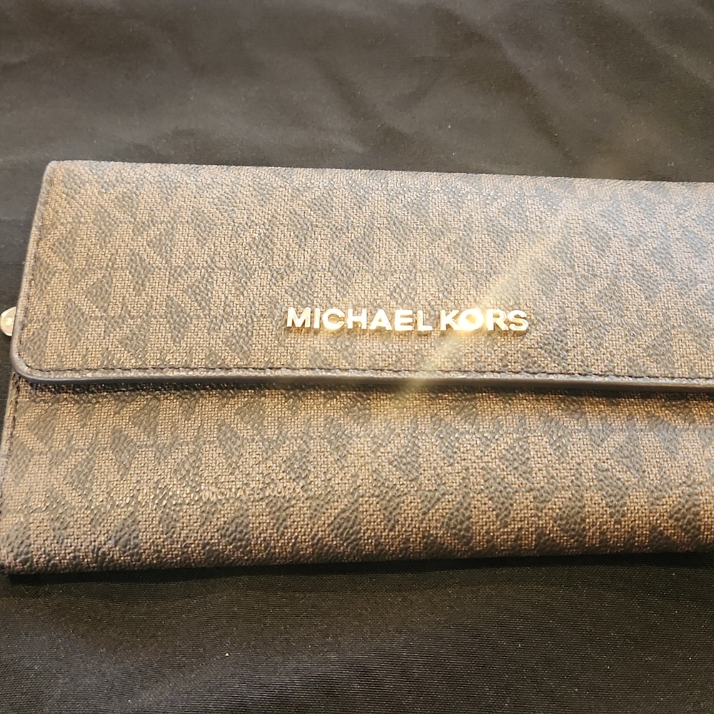 Michael kors trifold wallet